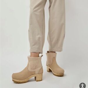 No.6 Store 5” pull on shearling clog boot on Mid Tread in bone. Size 40.